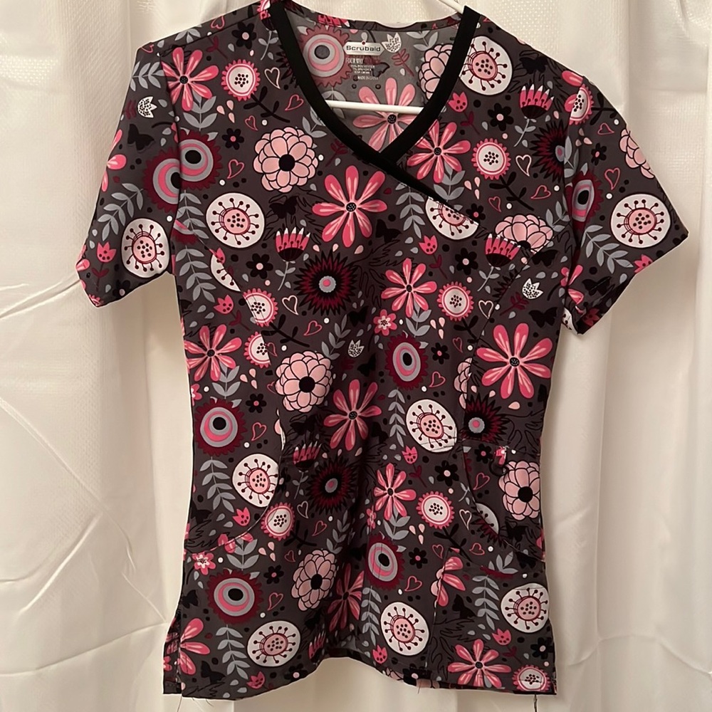Flower Print Scub Top 🌸